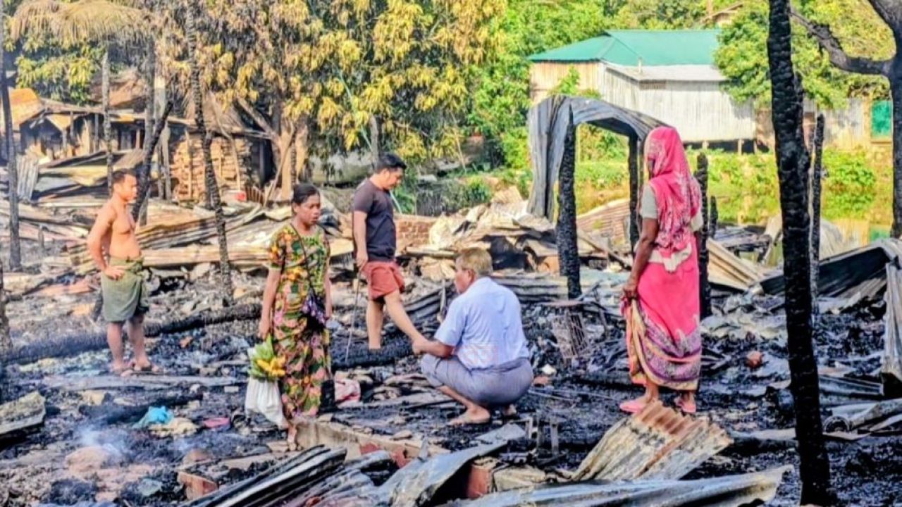 বান্দরবানে আগুনে পুড়ল অর্ধশত দোকান-বসতঘর