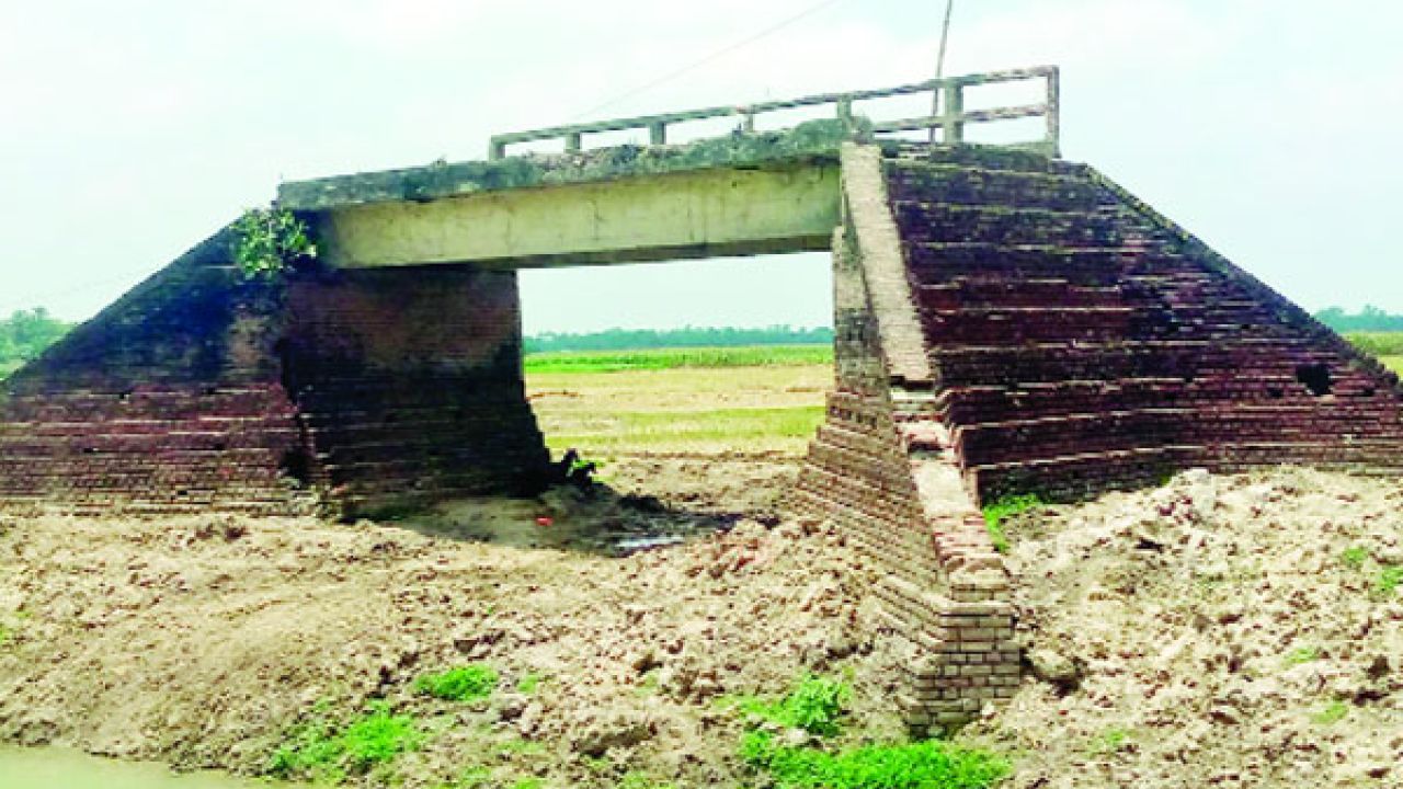 নলডাঙ্গায় মাধনগর ইউনিয়নে সংযোগ সড়কবিহীন সেতু  : নয়া দিগন্ত